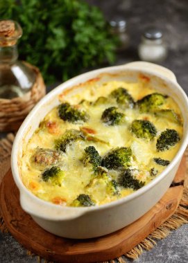 Hindi fileto, brokoli, havuç ve soğanlı mozzarella soslu güveç..