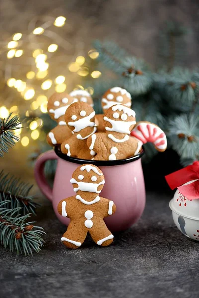 Christmas Gingerbread Men Medical Masks Homemade Christmas Cookies 2020 Stay — Stock Photo, Image