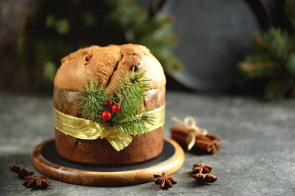 Tradycyjne Włoskie Ciasto Świąteczne Panettone Suszonych Owoców Kawałków Czekolady — Zdjęcie stockowe