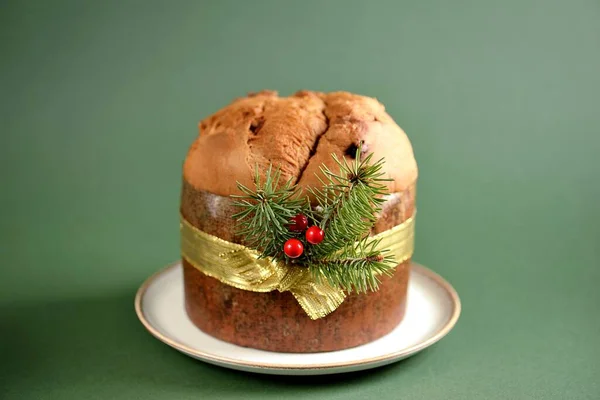 Tradycyjne Włoskie Ciasto Świąteczne Panettone Suszonych Owoców Kawałków Czekolady — Zdjęcie stockowe