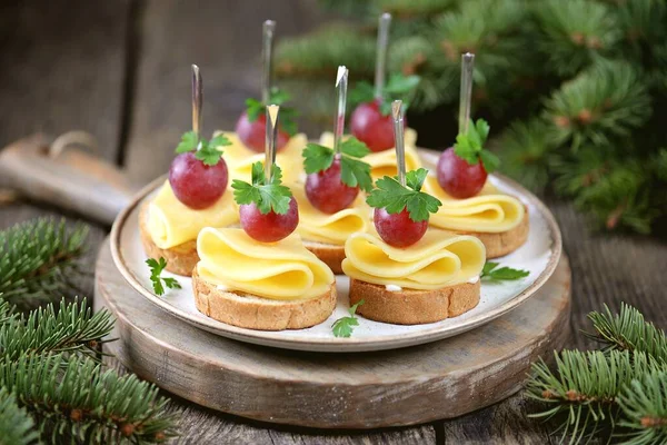 Canapés Hechos Pan Centeno Queso Uvas Orgánicas Fondo Navidad —  Fotos de Stock