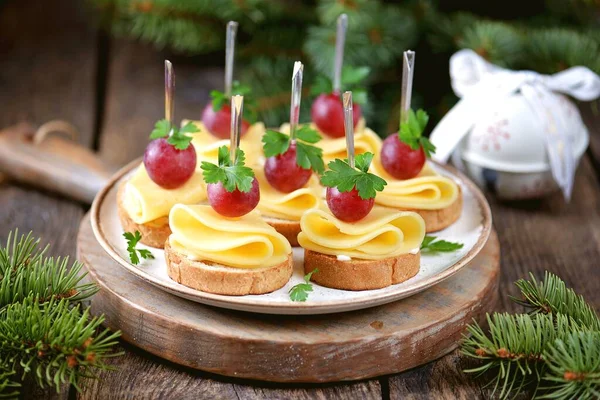 Canapés Hechos Pan Centeno Queso Uvas Orgánicas Fondo Navidad —  Fotos de Stock