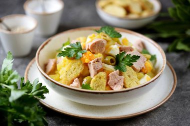 Balık ciğerli salata, patates, yumurta, zeytin, soğan ve kızarmış ekmek..