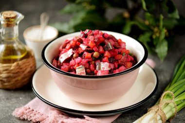 Geleneksel salata salatası tuzlu balık, pancar, patates, havuç, turşu, soğan ve sebze yağı..