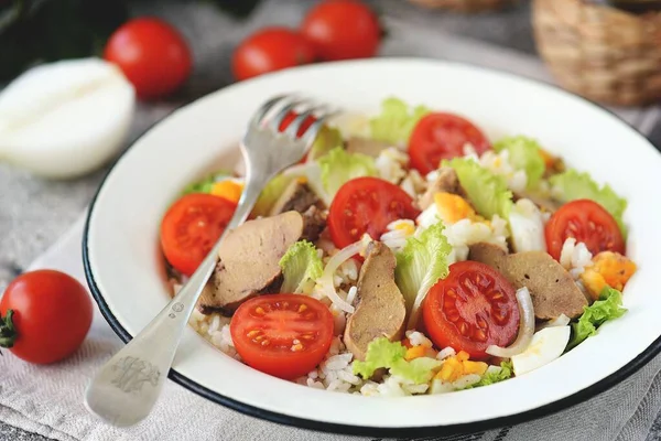 Kabeljauwleversalade Met Gekookte Eieren Kerstomaten Uien Sla Rijst — Stockfoto