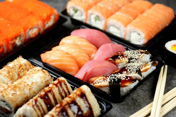 Sushi Conjunto Com Salmão Queijo Mole Atum Enguia Defumada Alimentos — Fotografia de Stock