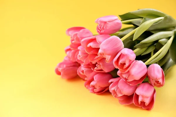Букет Свежих Розовых Тюльпанов Желтом Фоне Копирование Пространства — стоковое фото