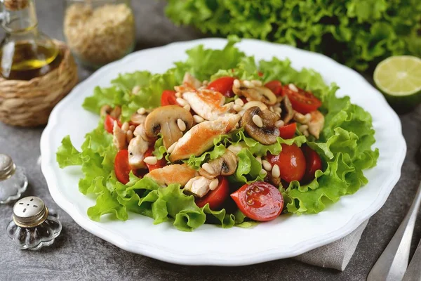 Ensalada Con Pechuga Pollo Tomates Cherry Champiñones Lechuga Piñones — Foto de Stock