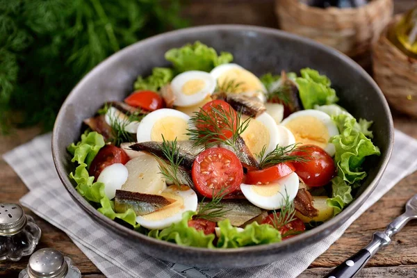 沙律与熏鱼 樱桃西红柿和一个煮熟的鸡蛋 — 图库照片