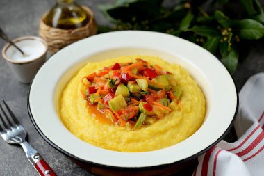 Mısır lapası ve haşlanmış sebze..