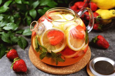 Ev yapımı çilekli limonata, nane ve bal. Organik içecek..