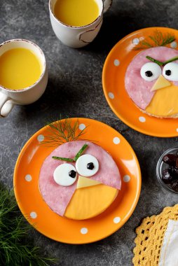 Jambonlu sandviç, kızarmış peynir, yumurta ve zeytinli sandviç bir çocuğun yemeği için hoş bir fikir..