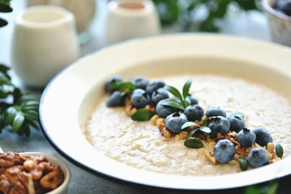 Haferflocken Mit Walnüssen Und Blaubeeren Gesundes Frühstück — Stockfoto