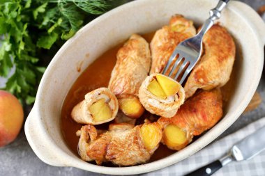 Şeftali dilimleriyle pişirilmiş hindi fileto..