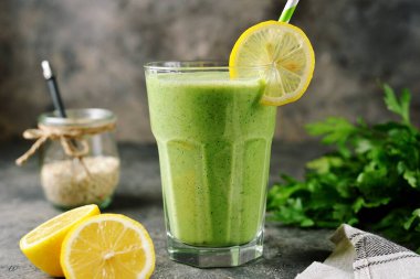 Salatalık, maydanoz, yulaf ezmesi ve limon suyu ile sağlıklı bir içecek..