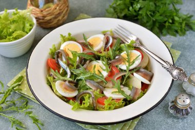 Patatesli salata, yumurta, domates, roka ve ançüez..