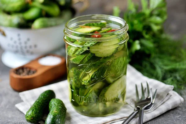 Zelfgemaakte Komkommers Met Uien Knoflook — Stockfoto