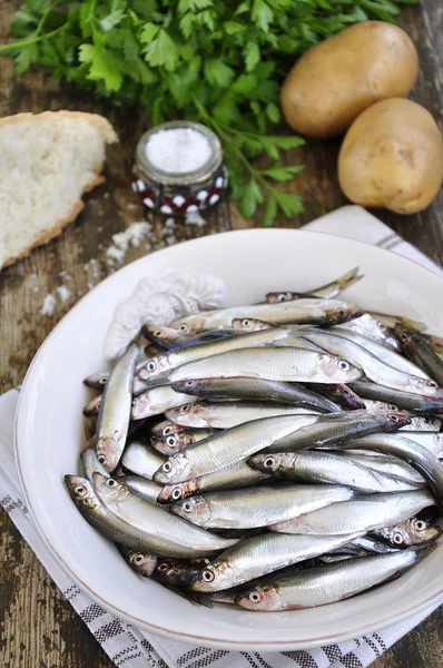 Peixe fresco, batata, sal, pão, salsa — Fotografia de Stock