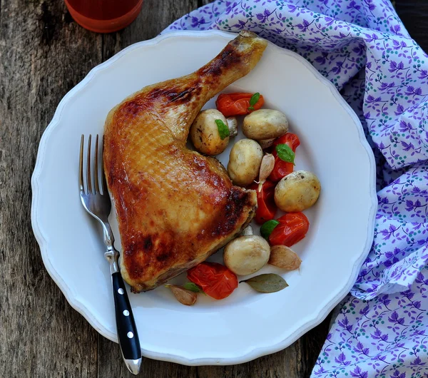 Perna de frango assada com cogumelos e tomates — Fotografia de Stock