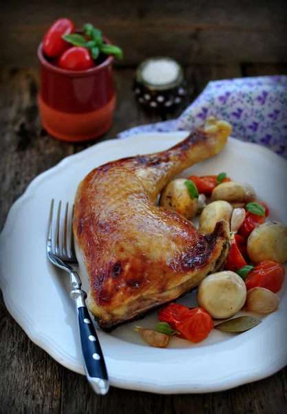 Perna de frango assada com cogumelos e tomates — Fotografia de Stock