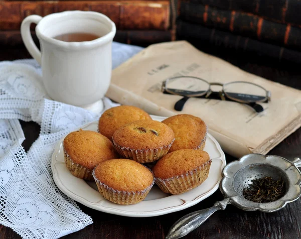 Una tazza di tè è torte e libri antichi — Foto Stock