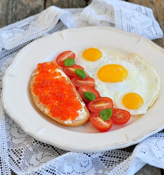 Ovo, café da manhã, tomates, caviar vermelho — Fotografia de Stock