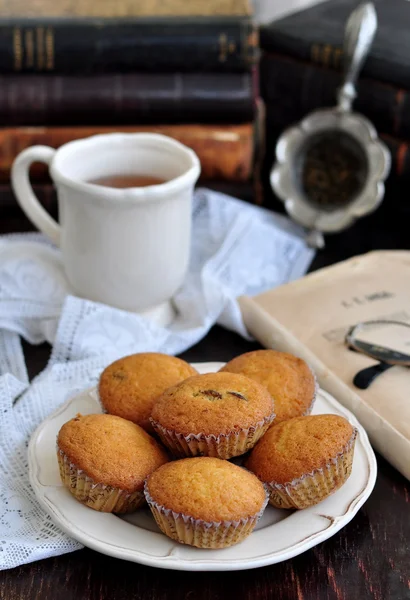 Una taza de té son pasteles y libros antiguos — Foto de Stock