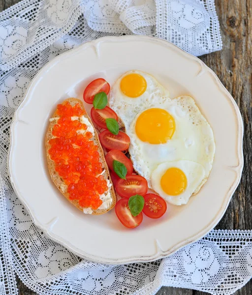 Uova, colazione, pomodori, caviale rosso — Foto Stock