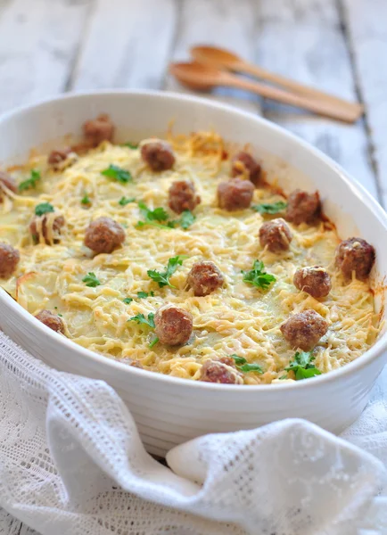 Köfte fırında patates ve peynir ile — Stok fotoğraf