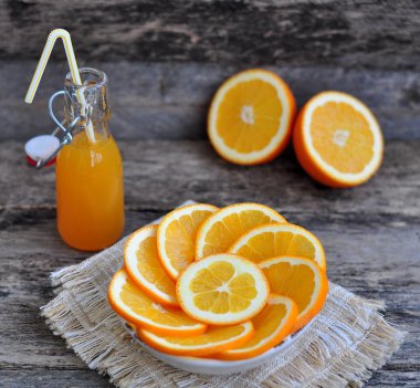 Portakal suyu, ahşap bir masa üzerinde turuncu