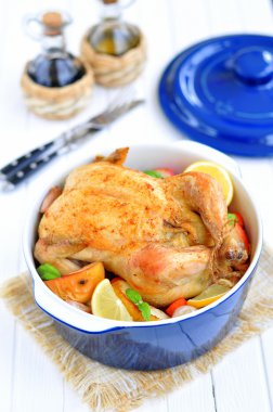 Ahşap bir masa üzerinde ızgara tavuk