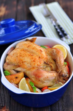 Ahşap bir masa üzerinde ızgara tavuk