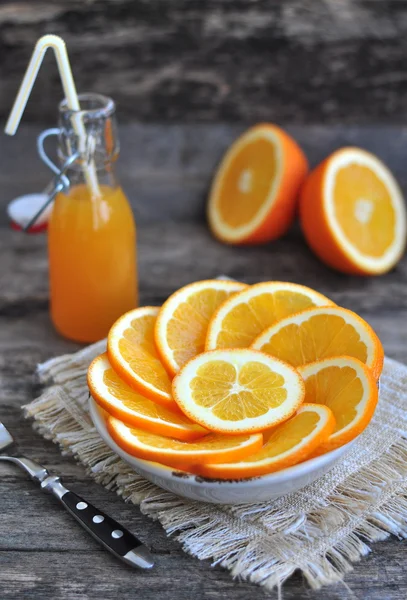 Апельсиновый сок, апельсин на деревянном столе — стоковое фото