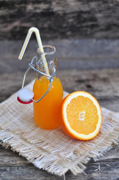Апельсиновый сок, апельсин на деревянном столе — стоковое фото