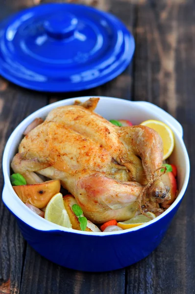 Pollo a la parrilla en una mesa de madera — Foto de Stock