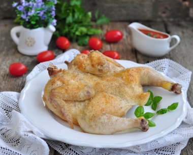 Ahşap bir masa üzerinde bir domates soslu ızgara tavuk