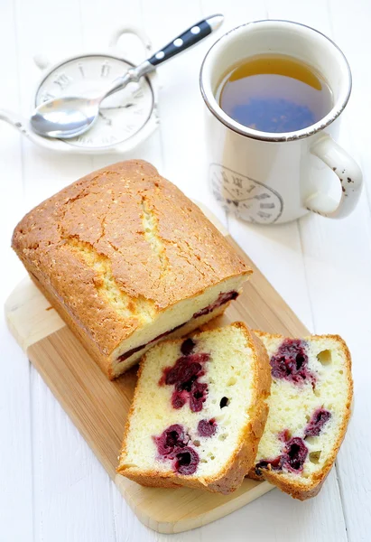 Cake with a cherry and tea — Stock Photo, Image