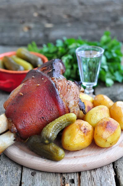 Stuzzicante nocca di maiale arrosto bavarese sul tagliere con la patata al forno — Foto Stock