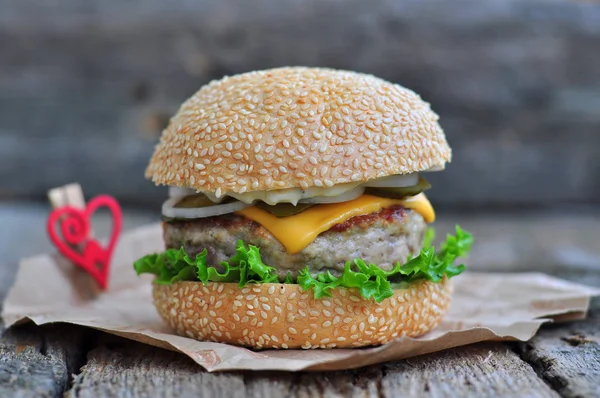 Hamburguesa, hamburguesa con carne asada, queso y verduras — Foto de Stock