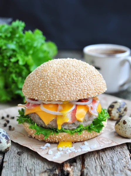 Гамбургер з яйцем, беконом, сиром і бантом — стокове фото