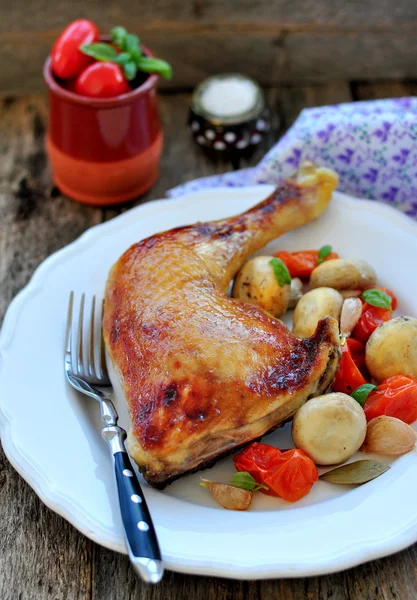 Perna de frango grelhada com legumes em uma mesa de madeira — Fotografia de Stock