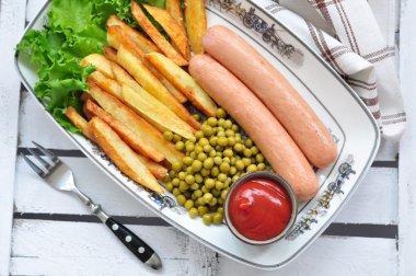 Tavuk sosis kızarmış patates, ketçap ve taze marul