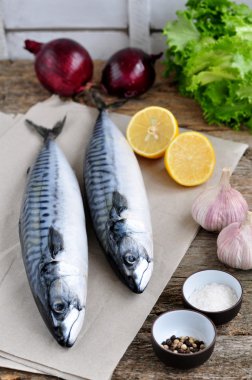 Ahşap bir masa üzerinde biber, tuz, limon ve yayla taze uskumru balığı