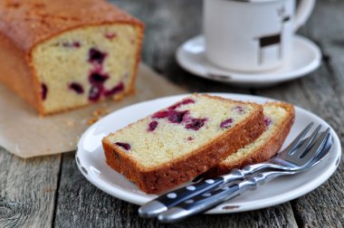 Kahve veya çay ile ahşap bir akşam yemeği masada bir kiraz kek