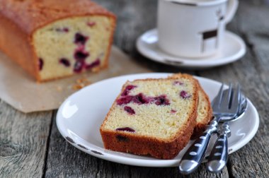 Kahve veya çay ile ahşap bir akşam yemeği masada bir kiraz kek