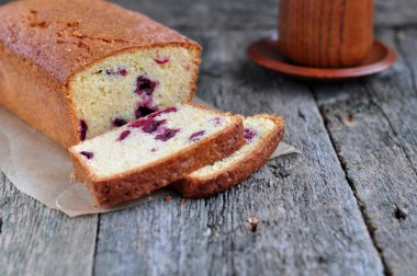 Kahve veya çay ile ahşap bir akşam yemeği masada bir kiraz kek