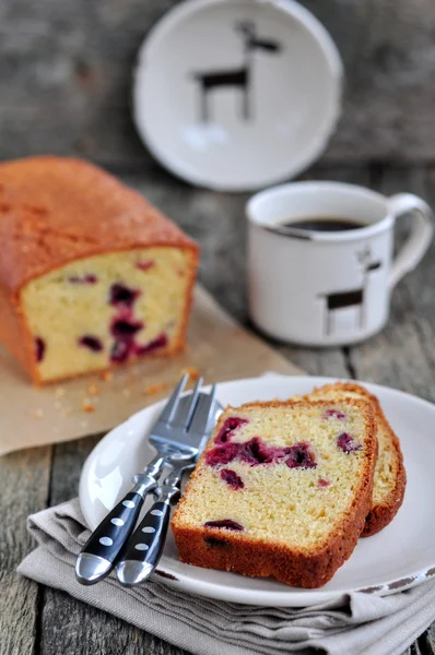 Cup of coffee or tea with a cherry cake on a wooden dinner-table — Stock Photo, Image