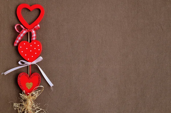 Liebe handgemachte Herzen auf hölzernem Hintergrund, Valentinstag-Kartenkonzept — Stockfoto