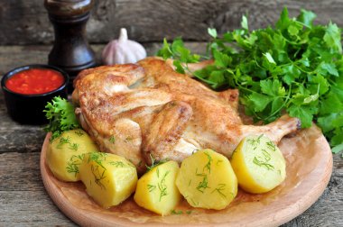 Izgara tavuk ve ahşap bir masa üzerine haşlanmış patates