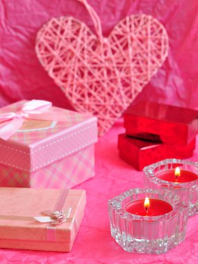 Sevgililer günü kart kavramı, Sevgiliye hediye, mumlar, hediyeler, sürprizler.